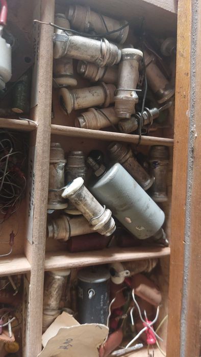 Кондензатори,съпротивления, резистори