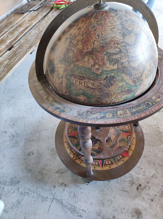 Старинен глобус за алкохол
