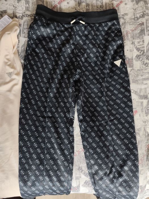 Панталони Guess нови