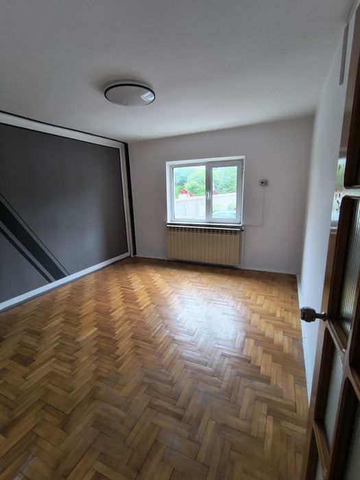 Închiriez apartament cu 3 camere