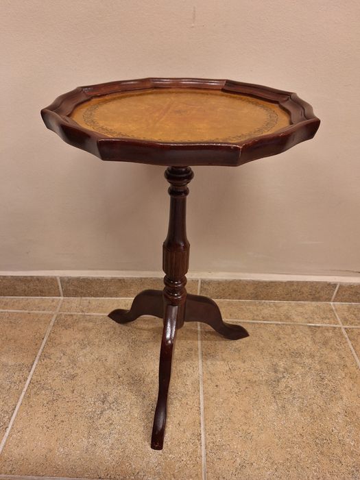 Помощна масичка с естествена кожа