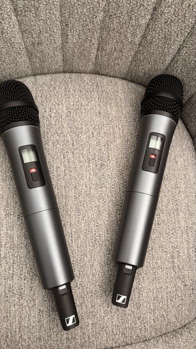 2 microfoane wireless cu 2 case-uri transport gator sennheiser xsw 2-835 e-band  si b-band vocal set 2 receiver