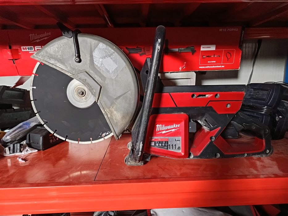 Milwauckee MXF  mașină de tăiat beton asfalt cărămidă fier  drujba cu  disc de 350mm