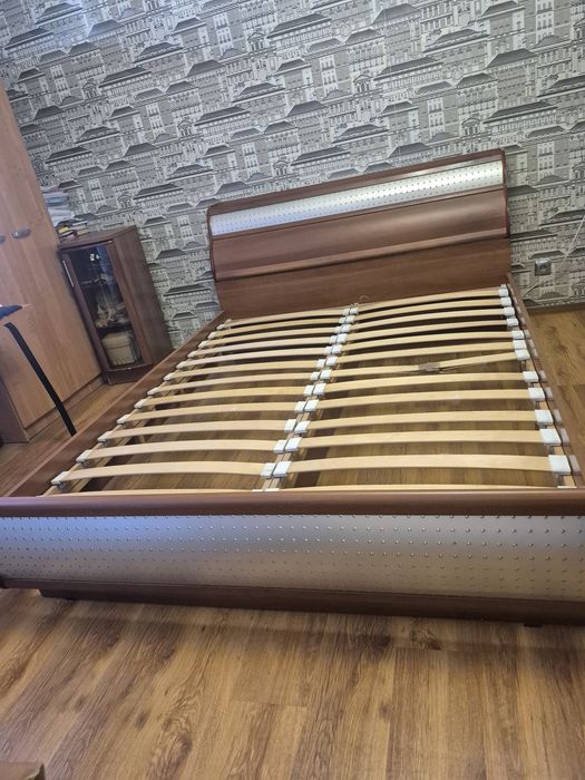 Продам двуспальную кровать