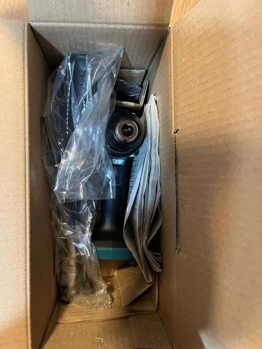 Bormasina Makita Autofiletanta DHP492 și pistol silicon Makita DCG180