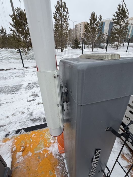 Шлагбаум DoorHan в хорошем состоянии