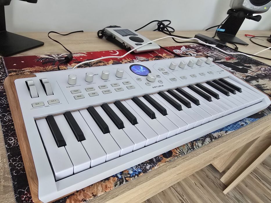 Sintetizator Arturia Astrolab 37  impecabil ca si nou