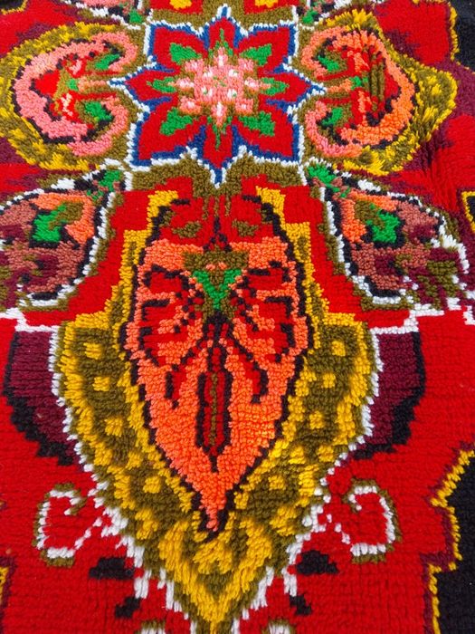 Чипровски килим ръчно тъкан