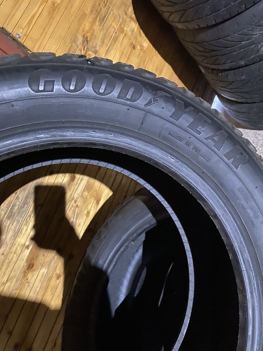 Anvelope/ cauciucuri ce iarna cu cuie 215/55/17 , 225/60/17