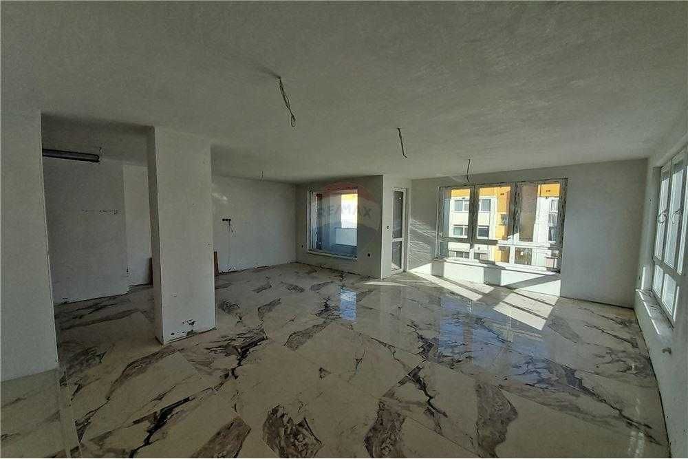 Продава се Многостаен апартамент в Шумен, Математическа гимназия - 141 кв.м за 1412 €/кв.м - Снимка #1