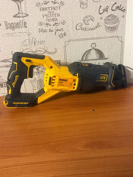 Fierăstrău Sabie Dewalt DCS382