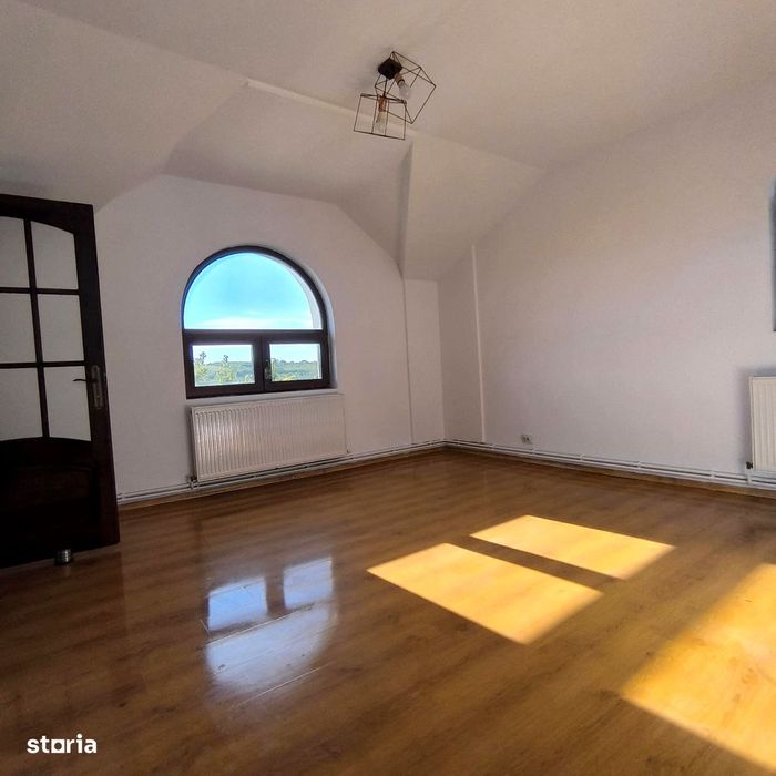 Vila spațioasă, 5 camere, teren 1070 mp, relizata in regie proprie.