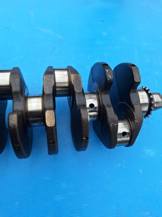 Колянов вал Audi Pasat 1.9tdi 131к като огледало от кола на малко мили