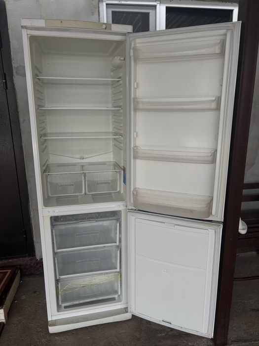 Продам холодильник Indesit