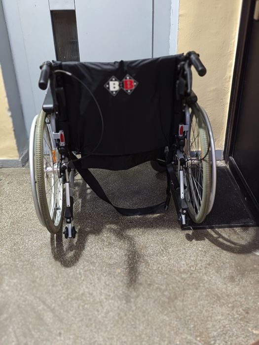 Vând scaun cu rotile pt persoane cu dizabilități