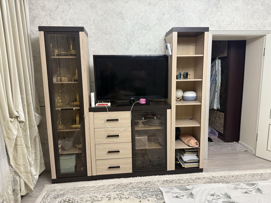 Продаю стенку вместе с телевизором LG