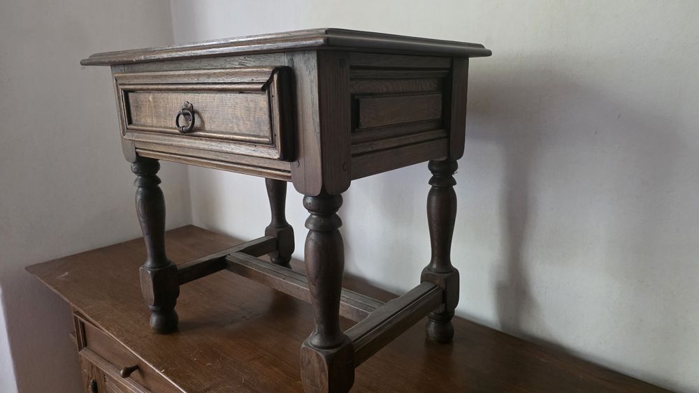 Старинно нощно шкафче