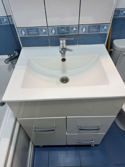 Chiuveta cu baterie si oglinda