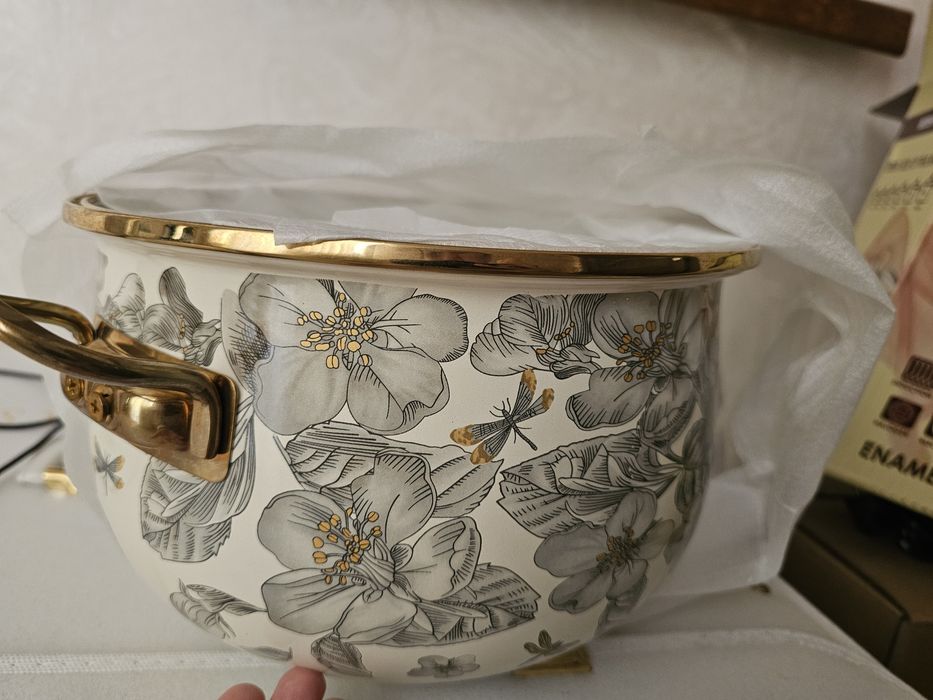 Эмалированная кастрюля