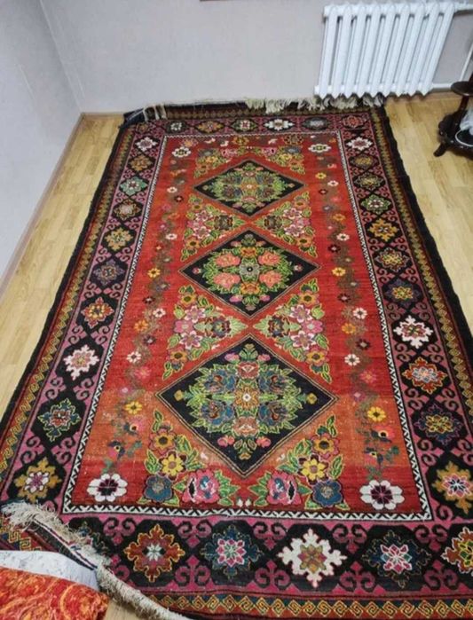 Қолдан тоқылған кілем