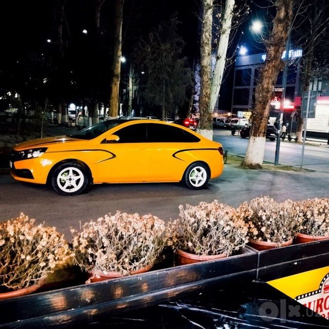 Lada vesta sedan Srochni sotiladi !