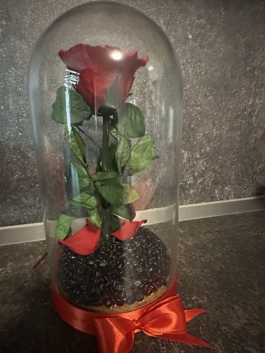 Вечна роза в стъкло