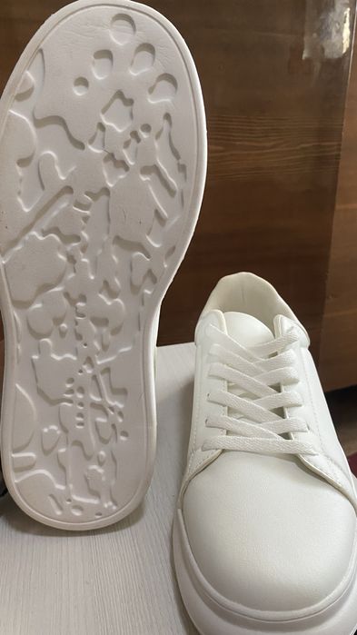 White кроссовки