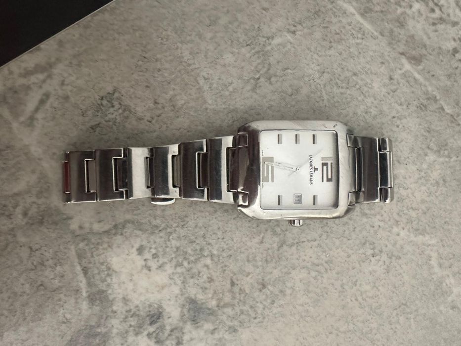 Ceas Jaques Lemans barbati , este folosit nu prezinta nicun defect