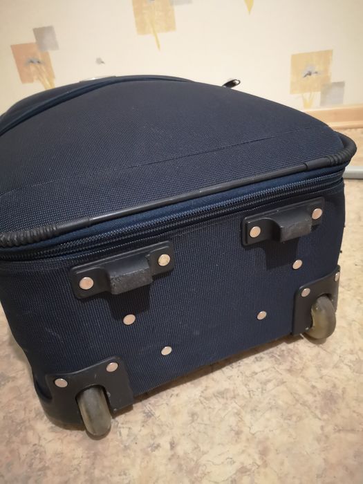 Чемодан среднего размера