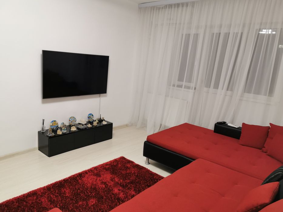 Colțar de la casa rusu, 5 perne mari și 5 pernuțe mici.