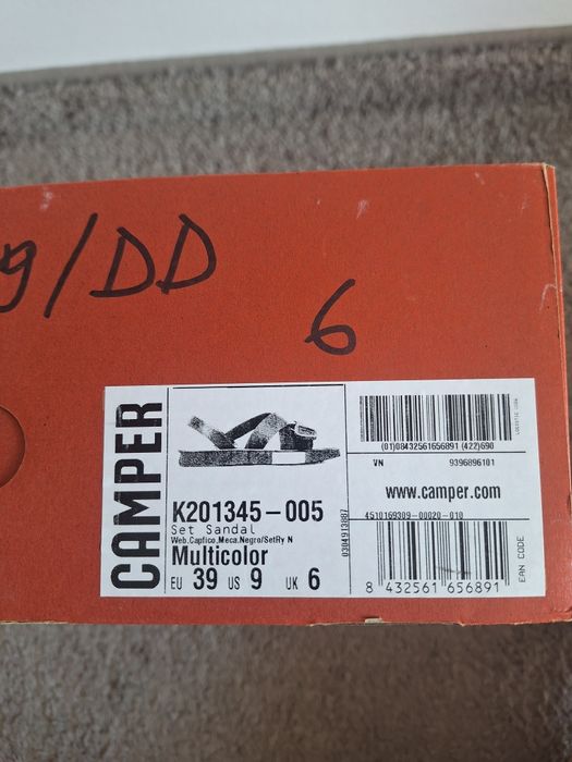 Продавам оригинални дамски сандали Caper