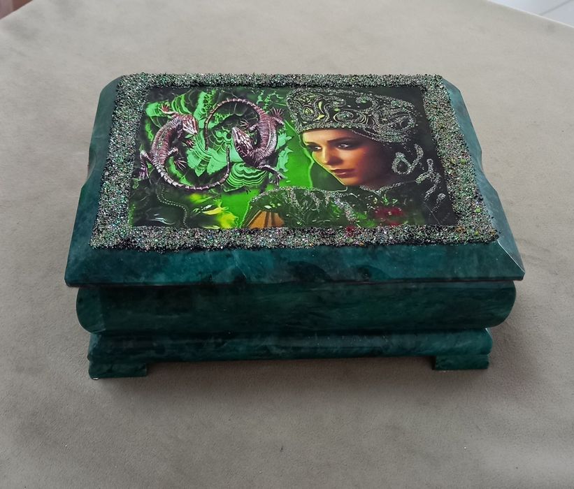 Шкатулка  из  Змеевика