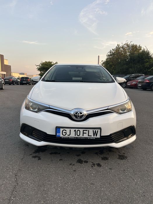 Vand toyota auris hibrid 2018
