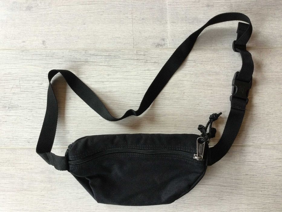 НОВА оригинална мъжка чанта чантичка за кръста "банан" EASTPAK от САЩ