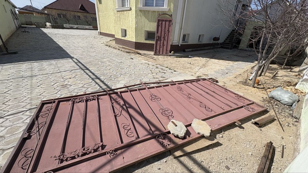 Ворота с калиткой, размер 4,5 метр х 1,8 метр