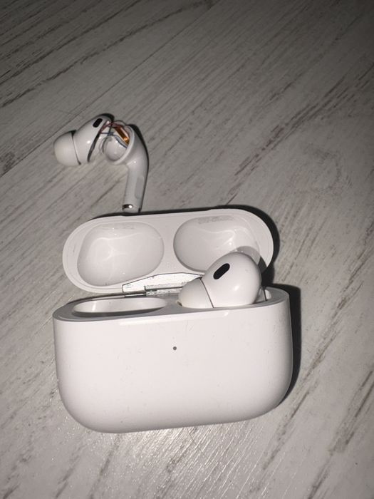 Apple AirPods Pro – оригинални (едната не работи)