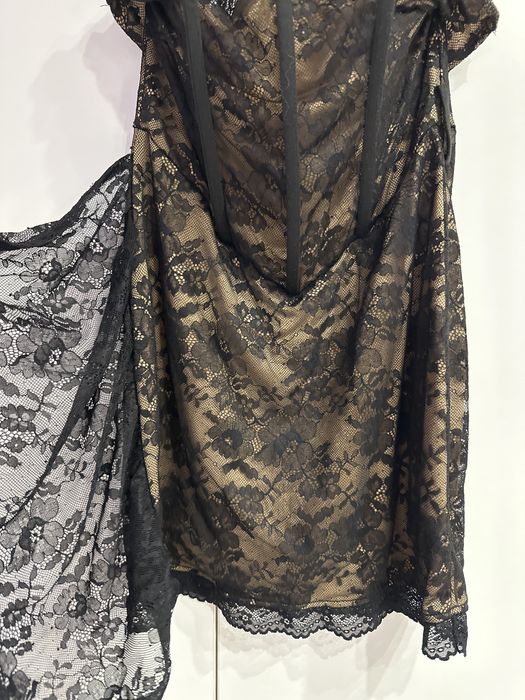 Къса дантелена рокля