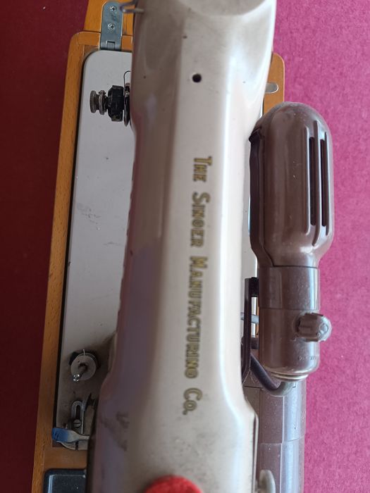 Mașină de cusut originală singer cu motor electric și cutie