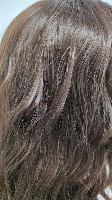 Perucă HAIRCUBE lungă ondulată șaten ciocolatiu, cărare naturală