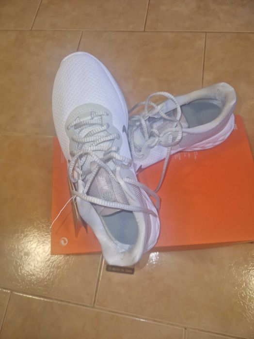 Дамски маратонки Найк,нови.
