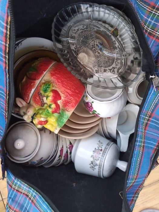 Посуда разная недорого.