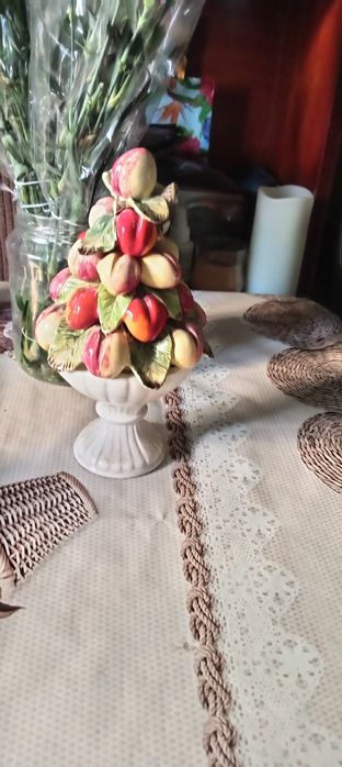 Fructiera de porțelan cu caise și frunze