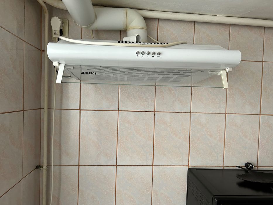 Bucatarie,plita,cuptor,hota,chiuveta,masa si 2 scaune