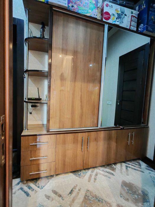 Продаётся прихожая с зеркалом и шкафом-купе в хорошем состоянии