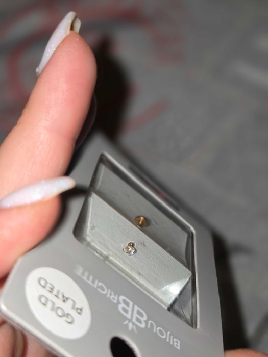 Продавам обеца за нос