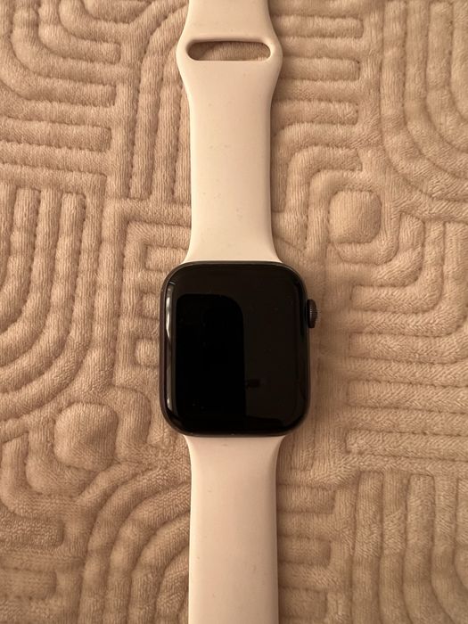Продам оригинальные APPLE WATCH SE 45mm в хорошем состоянии