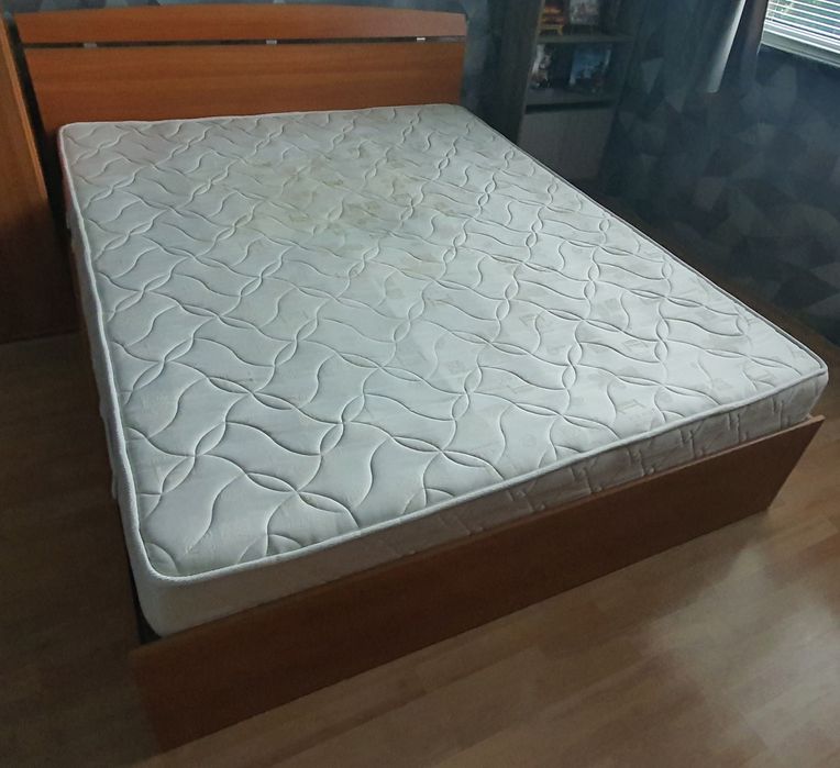 Продавам легло с матрак