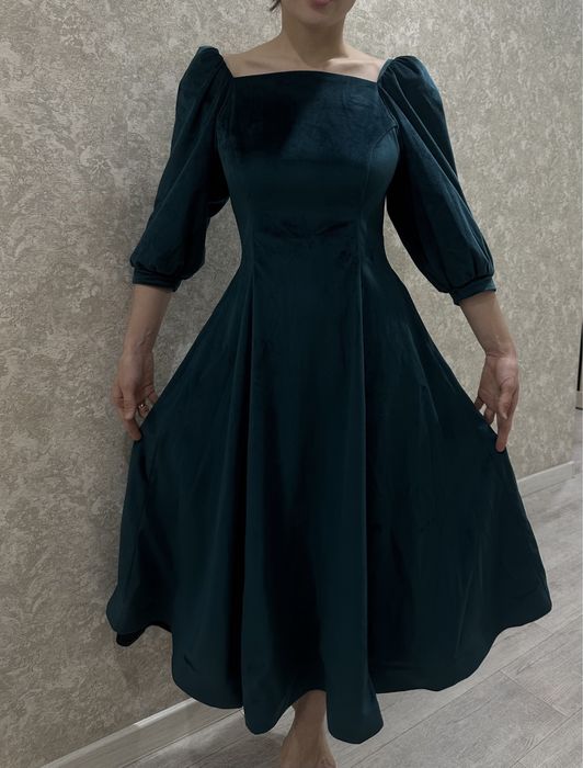 Вечернее платье в изумрудном цвете