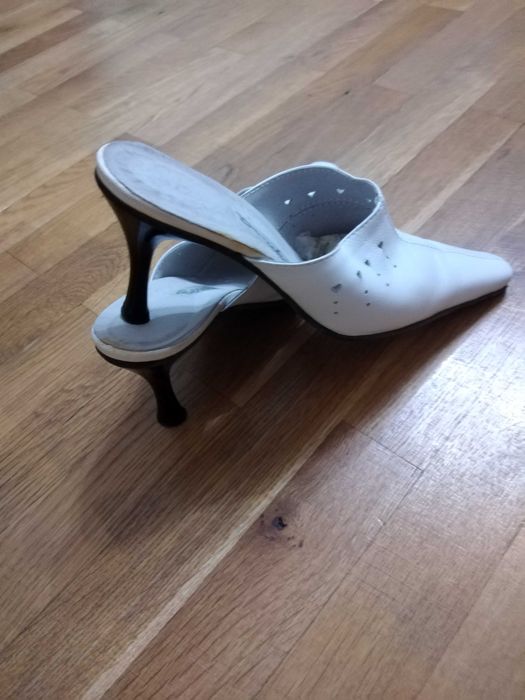 Затворени чехли на ток