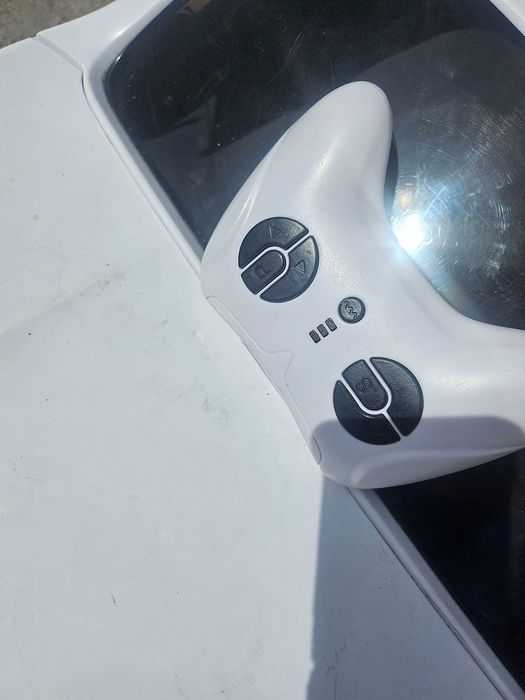 Vand mașinuța pentru copiii cu telecomand baterie de rezevera .are Bluetooth si stick